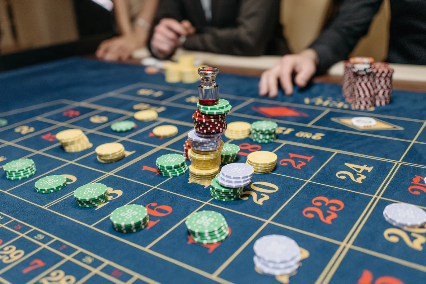 Pokerbrikker og sjetonger på et rulettbord i casino