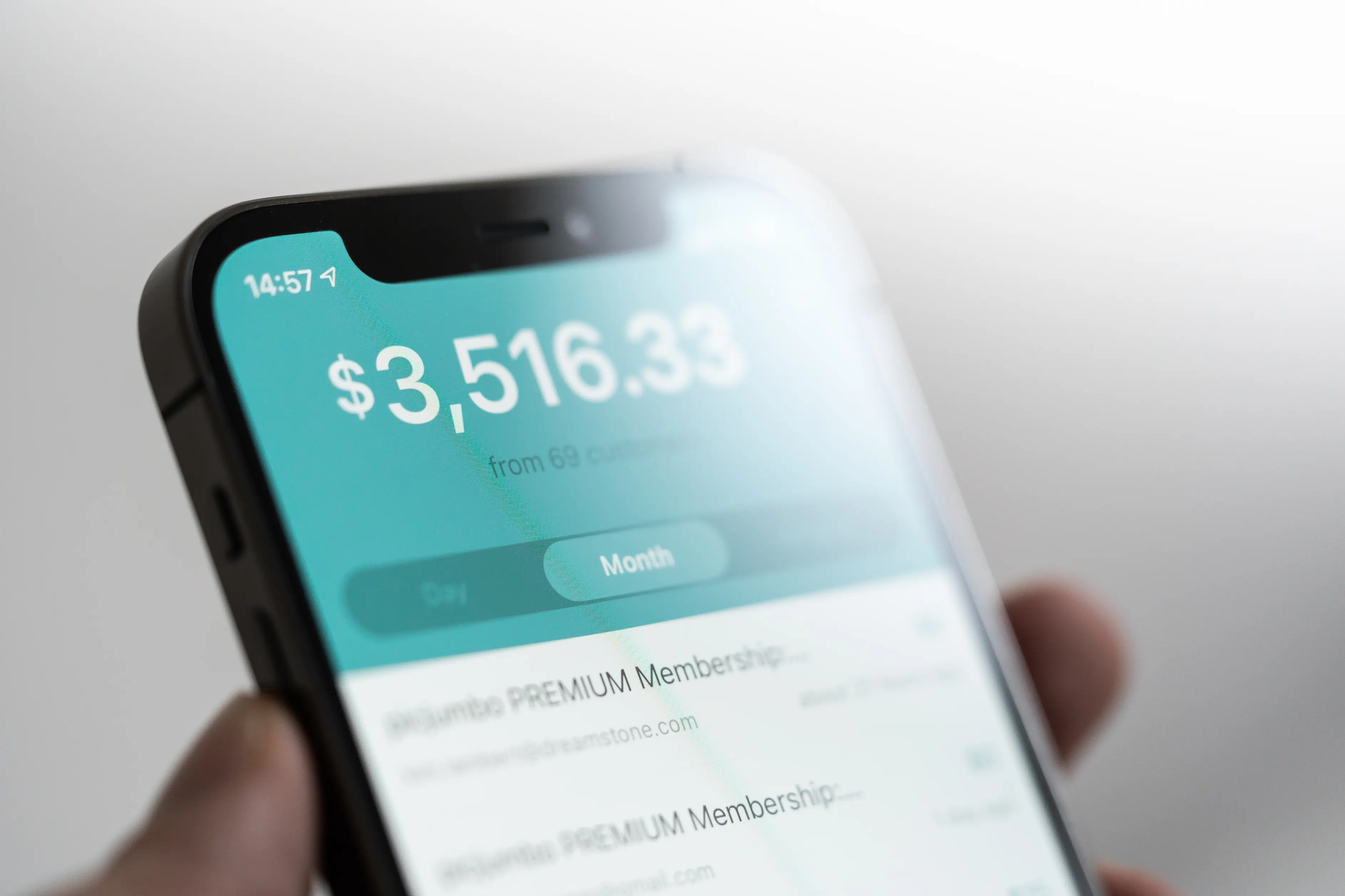 Mobiltelefon som viser saldo og innbetalinger