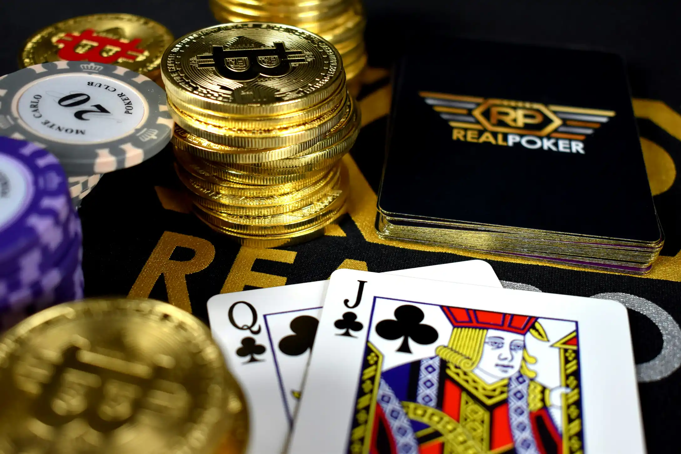 Bitcoin-mynter, spillkort og pokerbrikker på casinobord