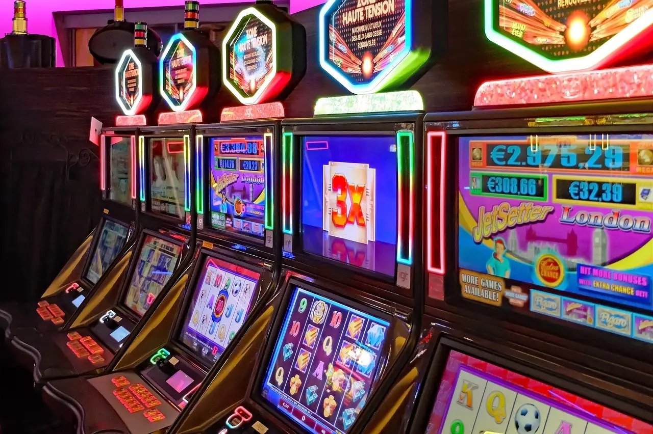 Rekke med fargerike spilleautomater i et casino
